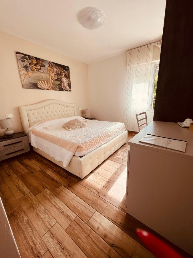 Affitta Camere La Fenice Di Folli Lorella Puegnago del Garda Exterior photo